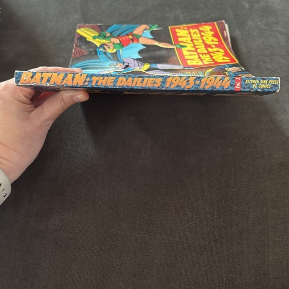 Batman the Dailies 1943-1946 DC Book - Picture 7 of 8